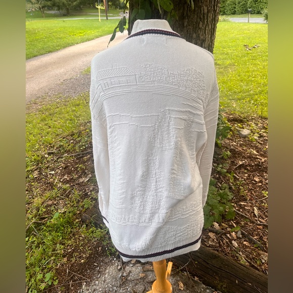 CARMEL MENS MEDIUM WHITE KNIT SWEATER WITH STITCHED GOLFER THEME - Picture 7 of 9